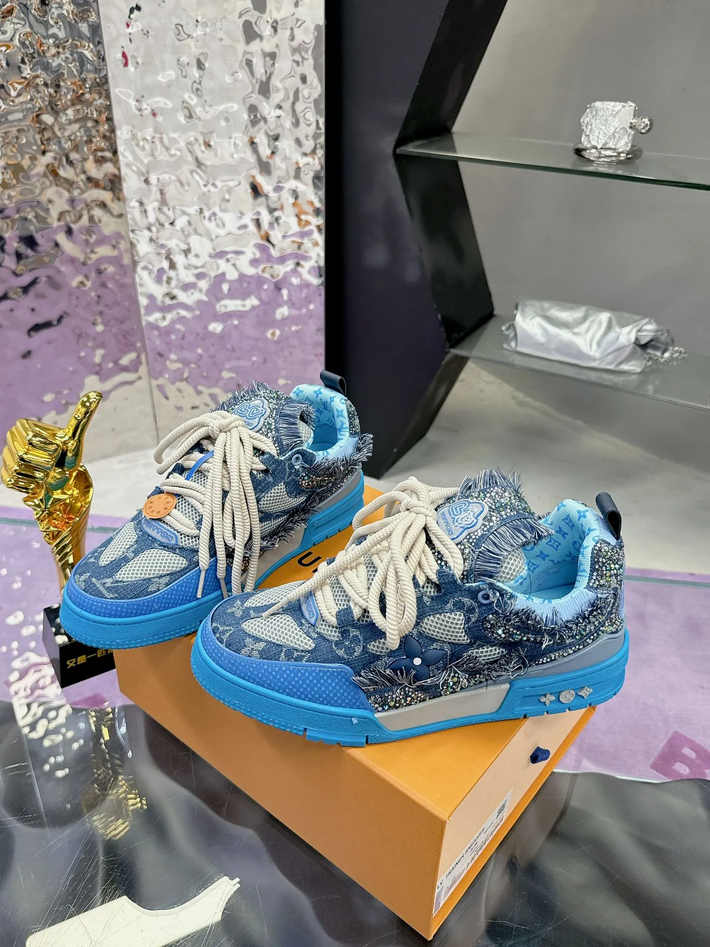 Men's shoes 💰900❤️❤️❤️ 𝙇𝙑 Bread shoes have added new colors 💓 Craftsmanship series 𝟐𝟎𝟐5/𝐒𝐒 𝐧𝐞𝐰 Louis Vuitton catwalk skate shoes are popular, LOUIS VUITTON Trainer is undoubtedly one of the most successful Sneakers launched by luxury brands, but the pace of exploration will not stop. LOUISVUITTON will also bring a new series of skateboard shoes in the spring of 2025. The new series in the picture returns to the 90s Chunky Skate Shoes look and feel. The uppers are made of leather and mesh. The fat silhouette and thick shoelaces are very eye-catching. It is expected to have quite a few colors like the Trainer. Judging from the previous DIOR show skate shoes, this chunky style may be even stronger next year. 💎 Size: Female 35-40 Male 39-46